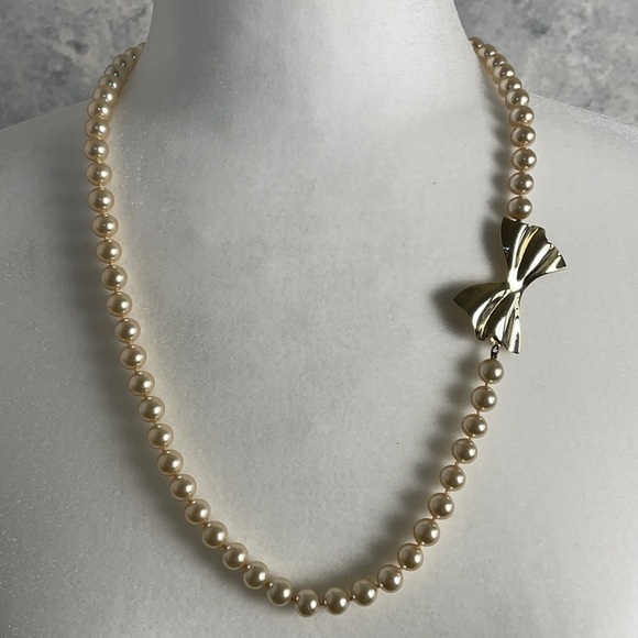 Vintage Champagne Pearls with Gold Bow Clasp - Picture 2 of 11